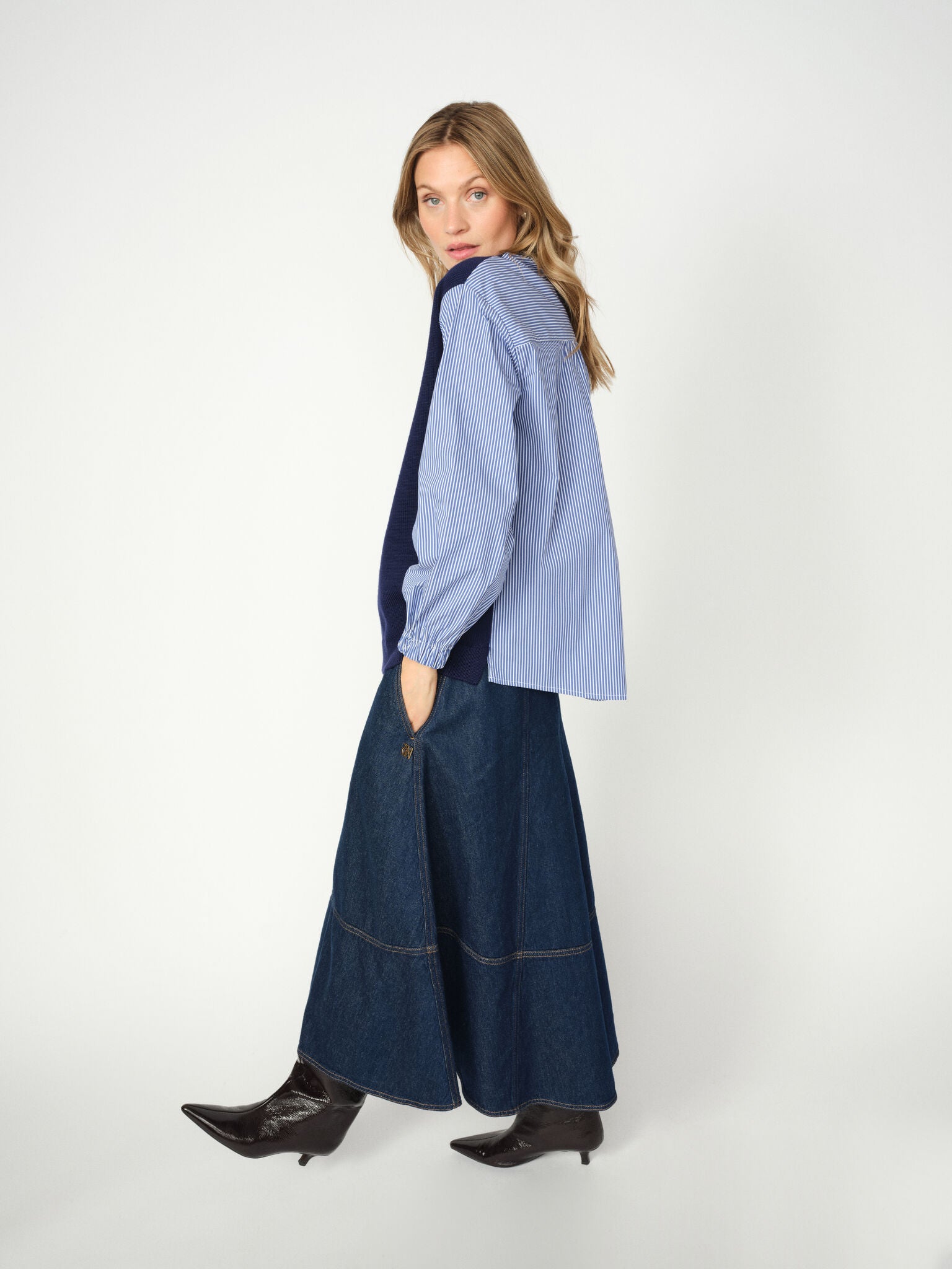 Modelshot / Dark Blue Denim / Detail